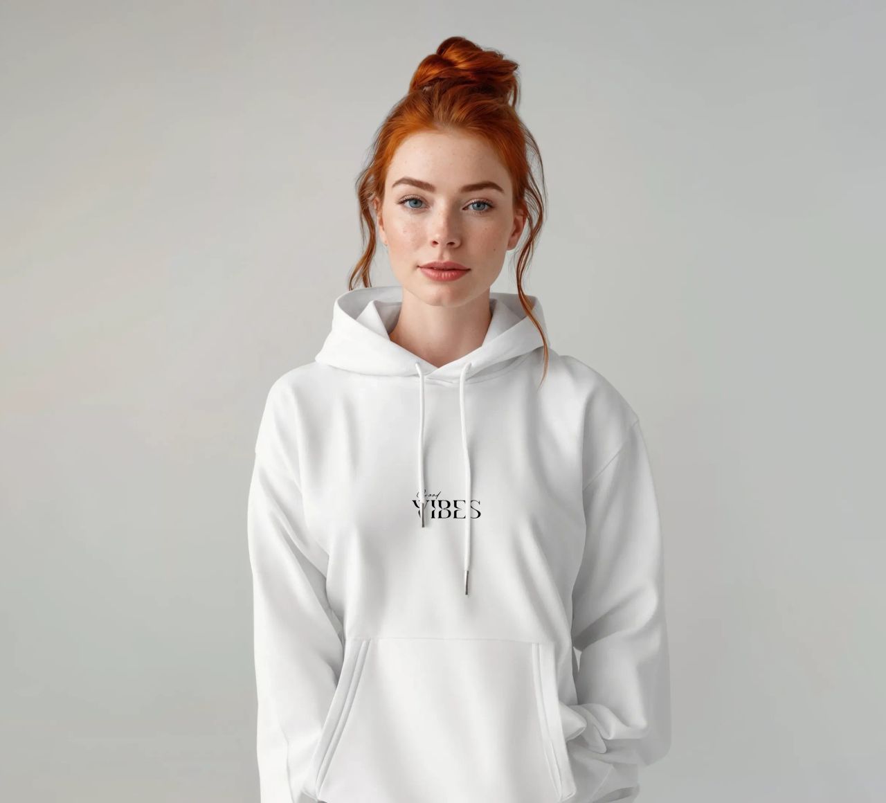 Semplice tipografia Good Vibes felpa con cappuccio da YV TYPOGRAPHY