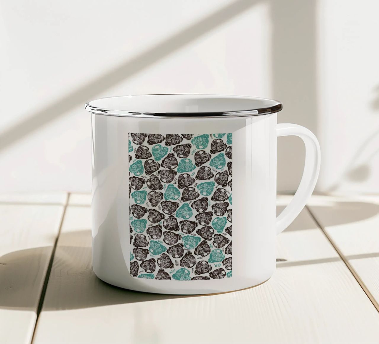 The Barking Pug tazza in smalto da Pom Graphic Design