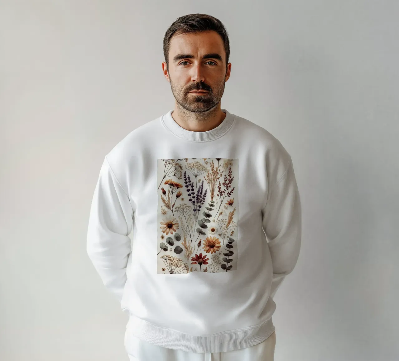 Serene bloemblaadjes in zacht licht sweatshirt van VintageBotanics