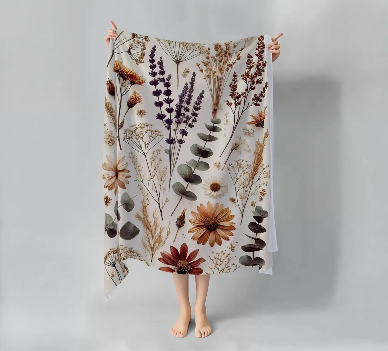 Petali sereni in una luce soffusa telo mare da VintageBotanics