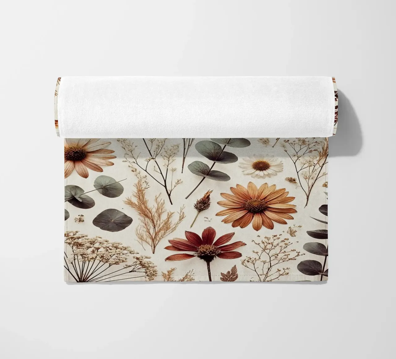 Petali sereni in una luce soffusa telo mare da VintageBotanics