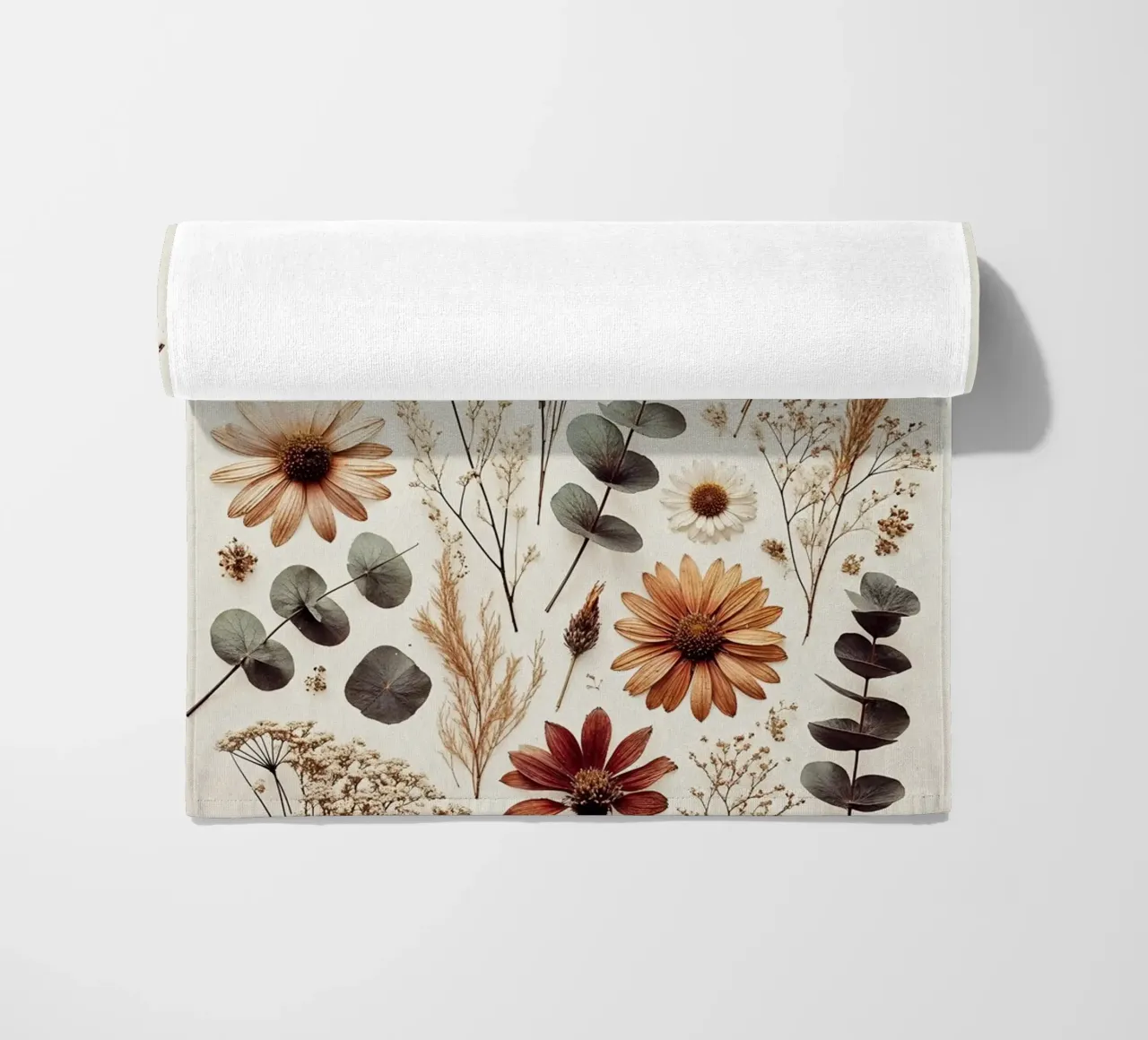 Petali sereni in una luce soffusa telo mare da VintageBotanics