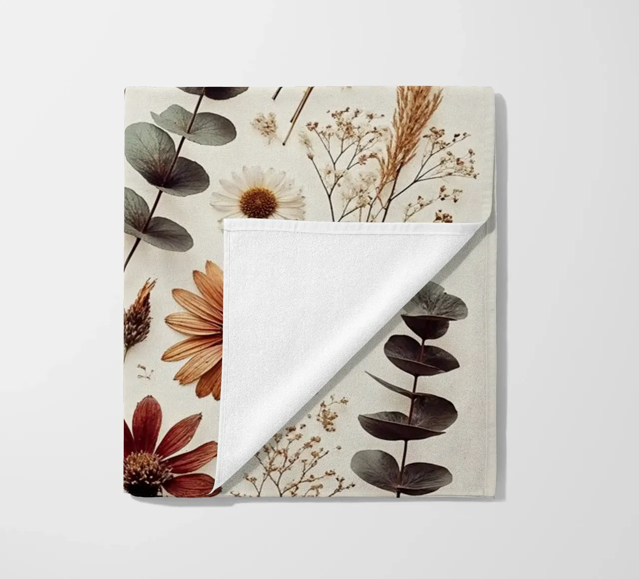 Petali sereni in una luce soffusa telo mare da VintageBotanics