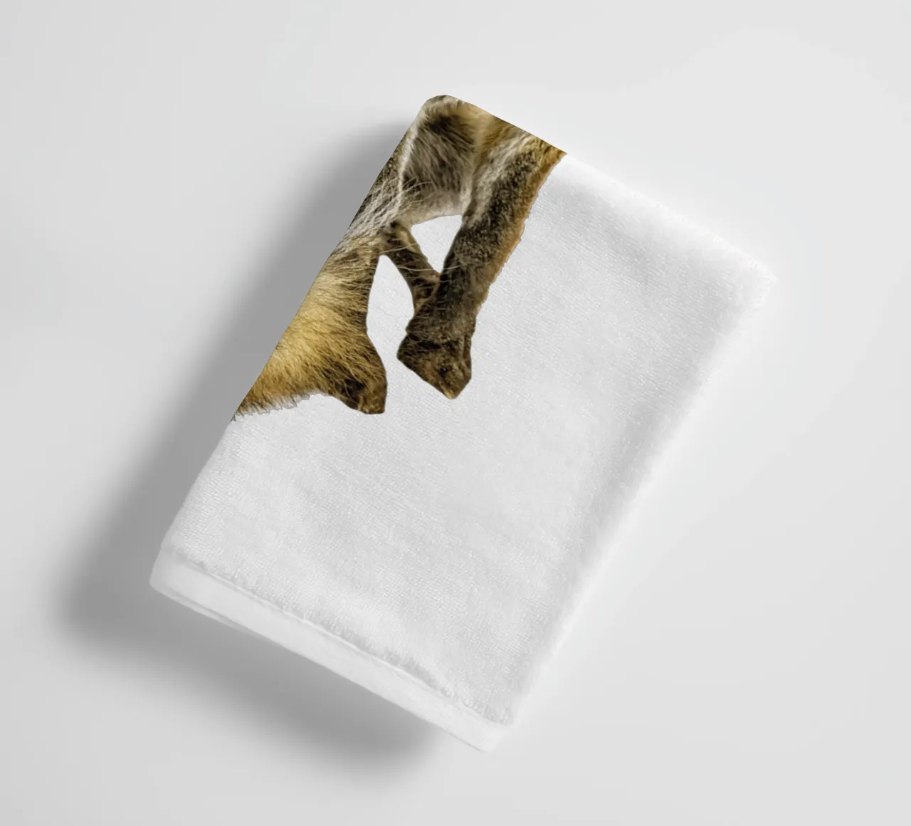Mysterie in het wild: intrigerende vos badhanddoek van Curious Collections by Marielle Leenders