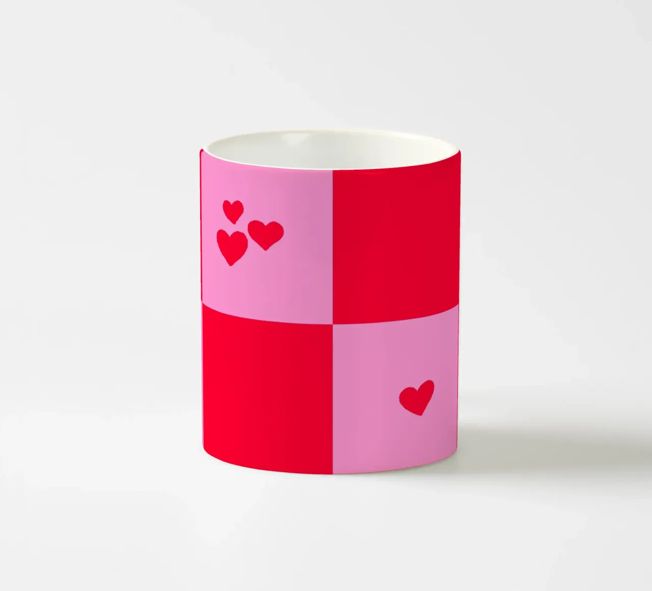 Modello di cuore a griglia spezzata - rosa e rosso tazza in ceramica da Wackapacka