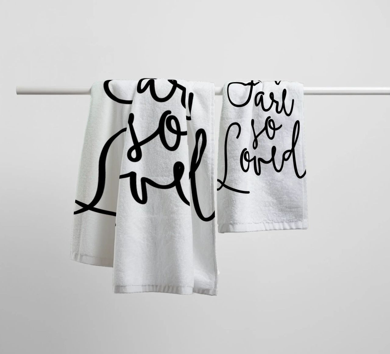 You Are So Loved asciugamano da bagno da Honeymoon Hotel