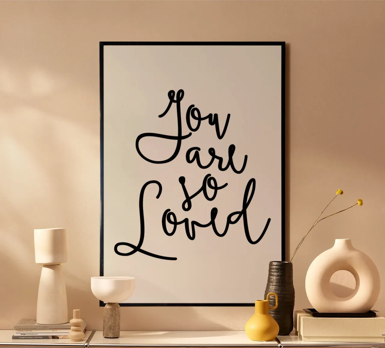 You Are So Loved poster avec cadre en bois de Honeymoon Hotel