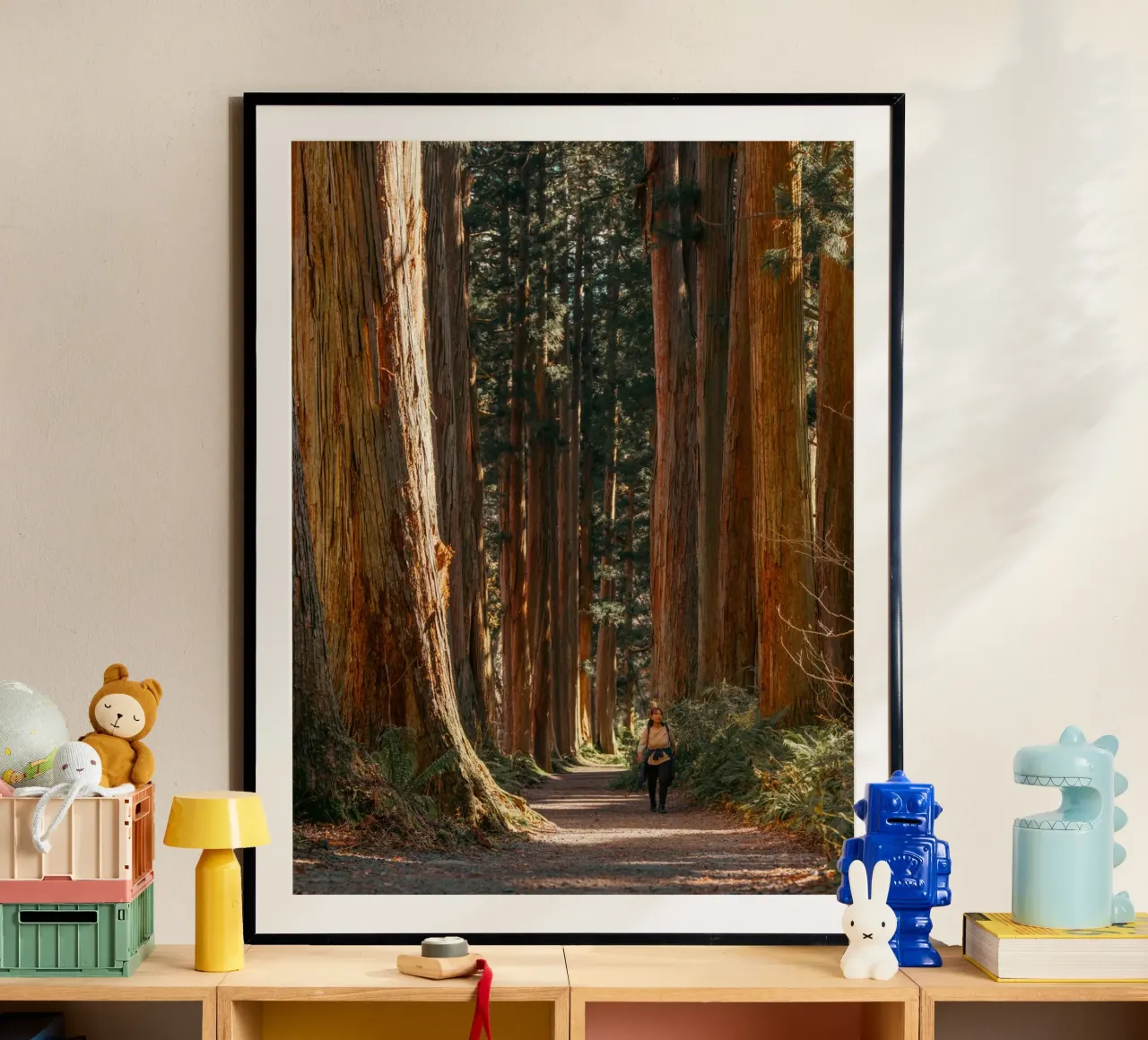 Tunnel dei cedri del santuario di Togakushi - Nagano, Giappone poster con telaio in alluminio da Marcel Bisig