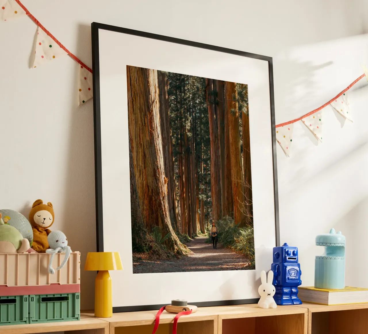 Tunnel dei cedri del santuario di Togakushi - Nagano, Giappone poster con telaio in alluminio da Marcel Bisig