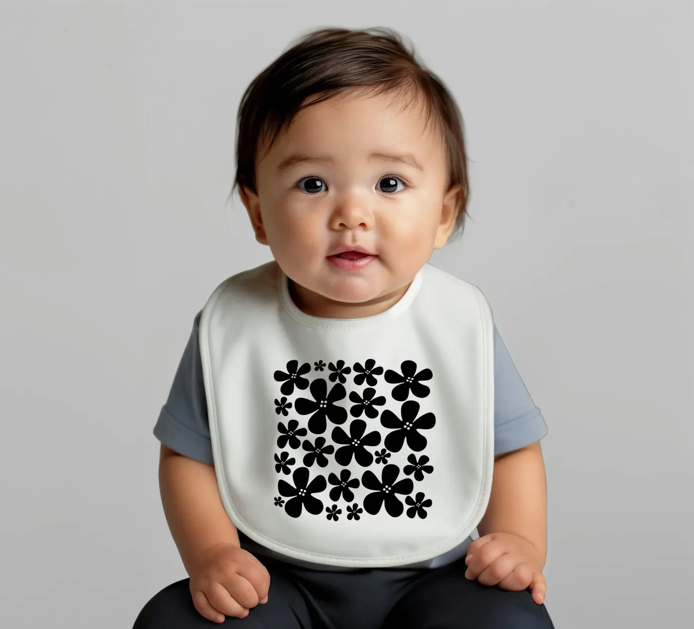 Black flowers pattern Babylätzchen von baobabprintstore