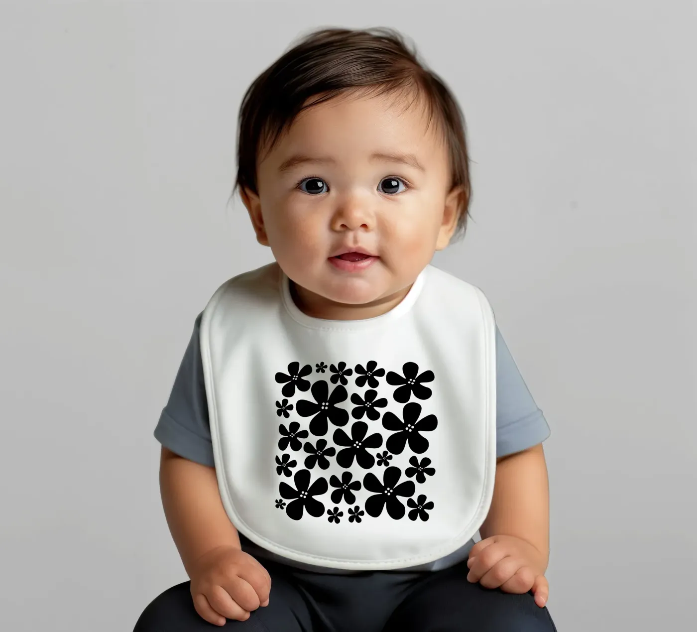 Black flowers pattern Babylätzchen von baobabprintstore