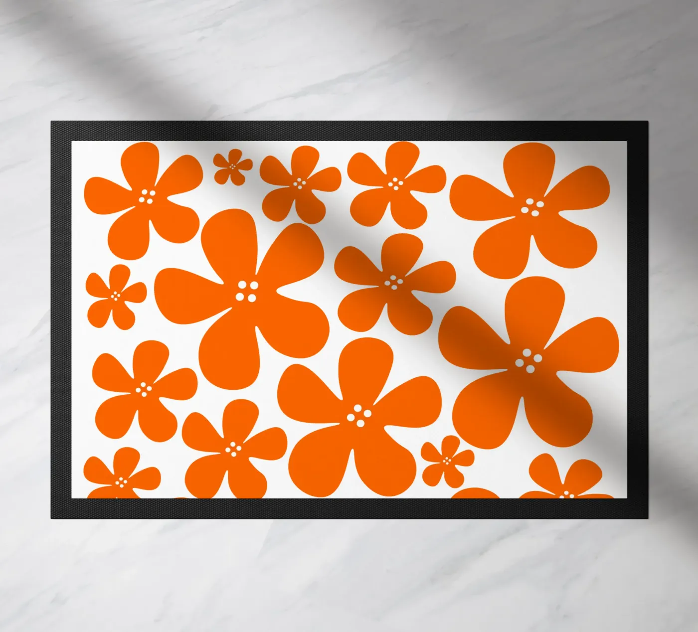 Orange flowers pattern Fußmatte von baobabprintstore