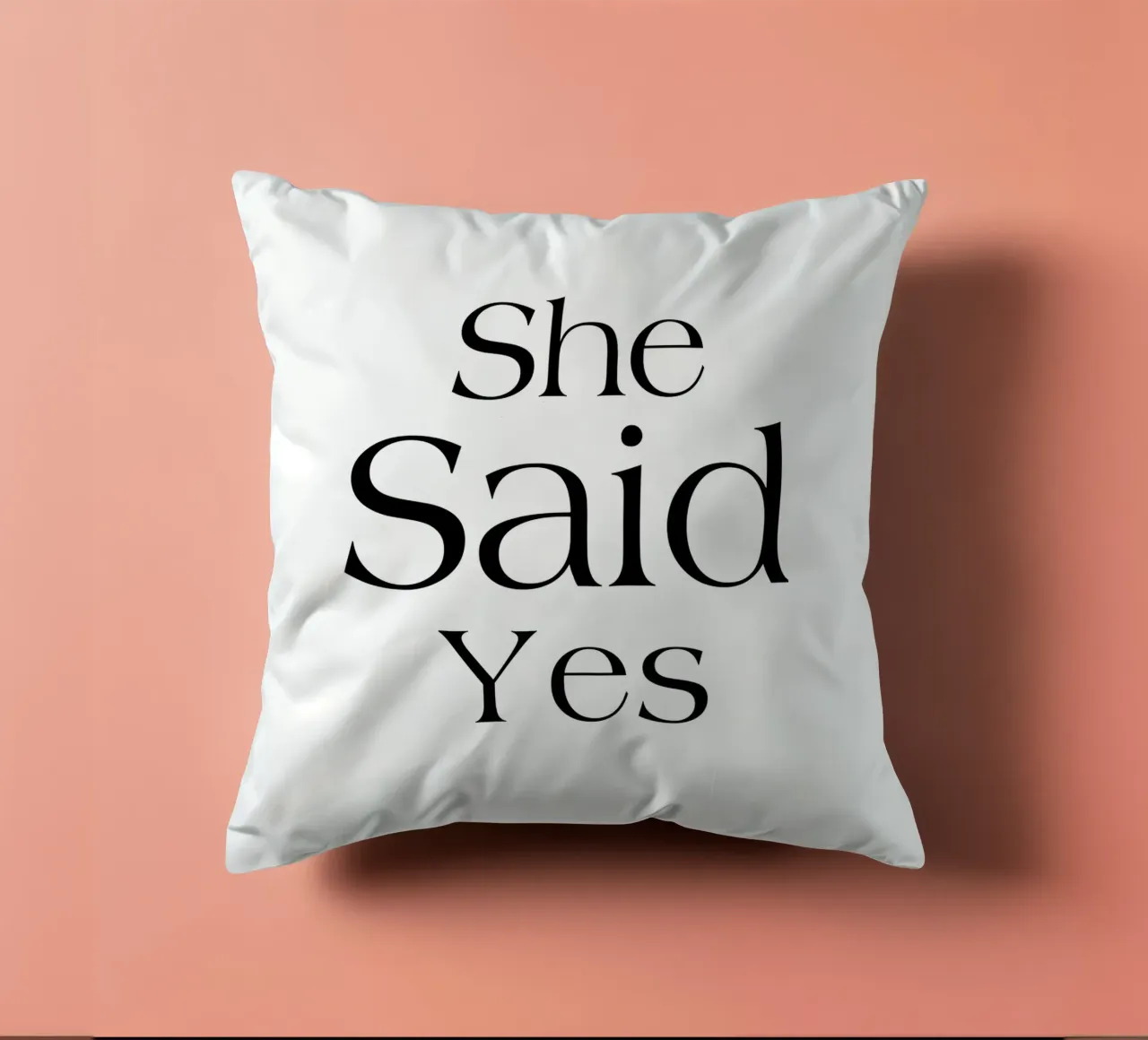 She Said Yes Tipografia semplice cuscino da YV TYPOGRAPHY