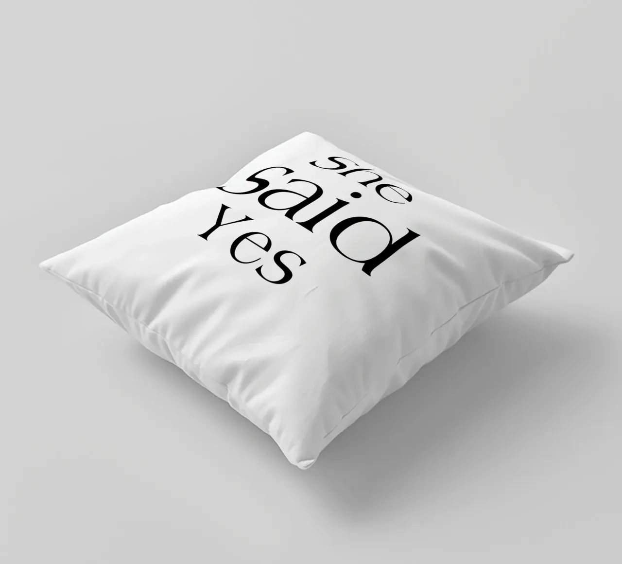 She Said Yes Tipografia semplice cuscino da YV TYPOGRAPHY
