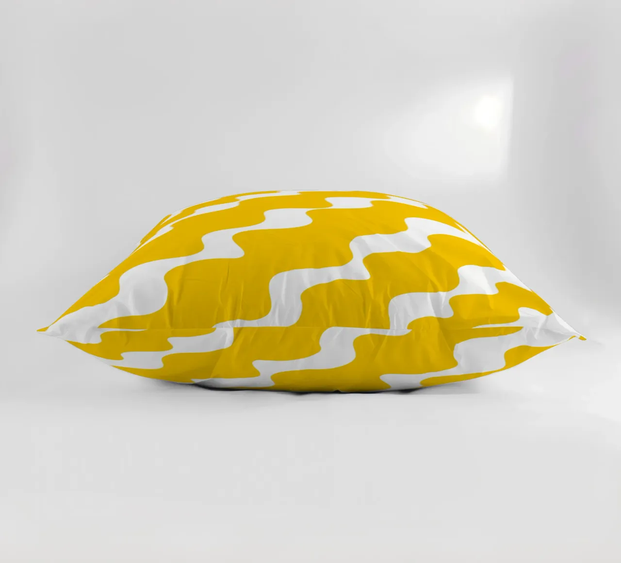 Yellow slanting waves cuscino da baobabprintstore