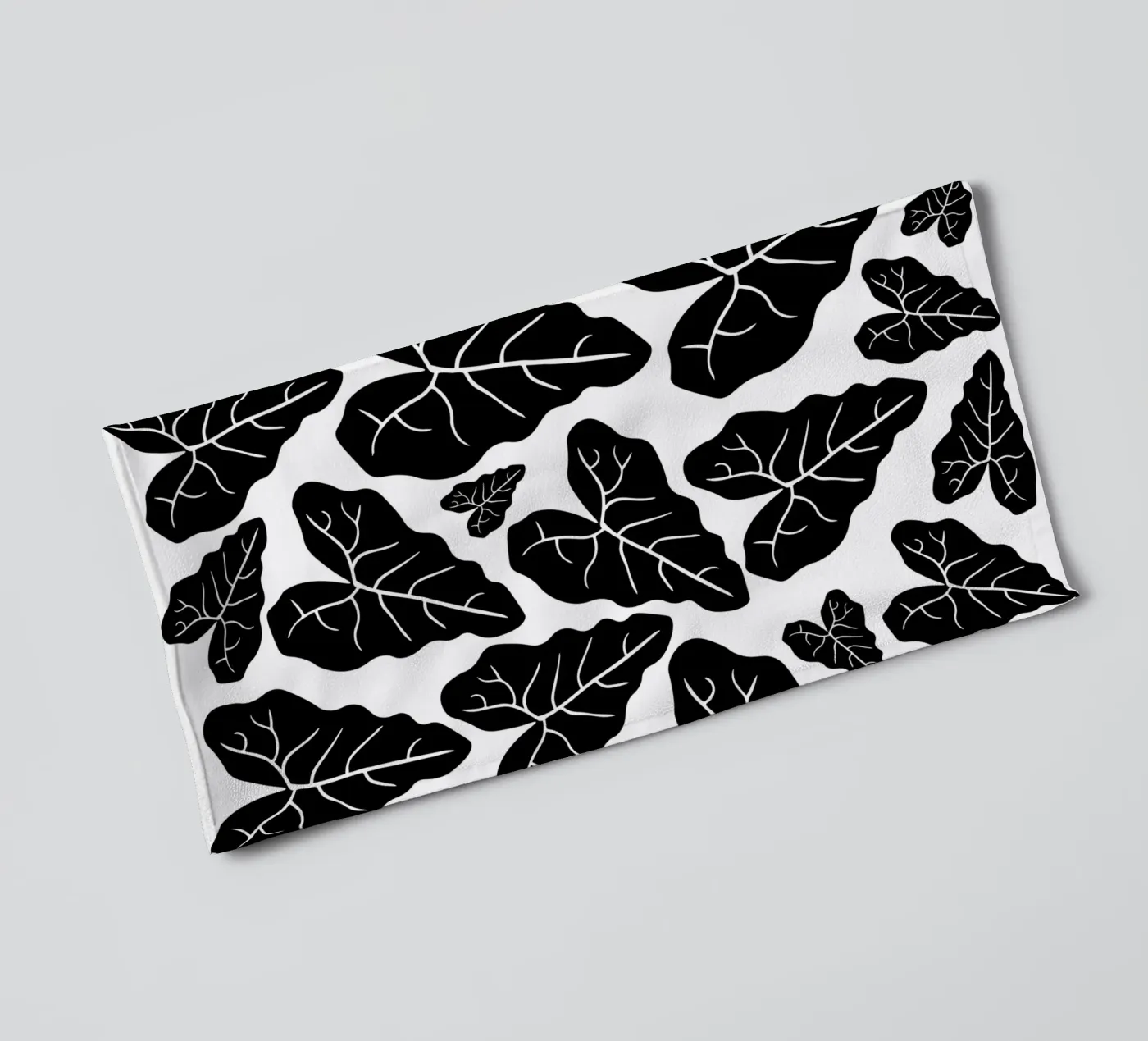Black leaves pattern badhanddoek van baobabprintstore
