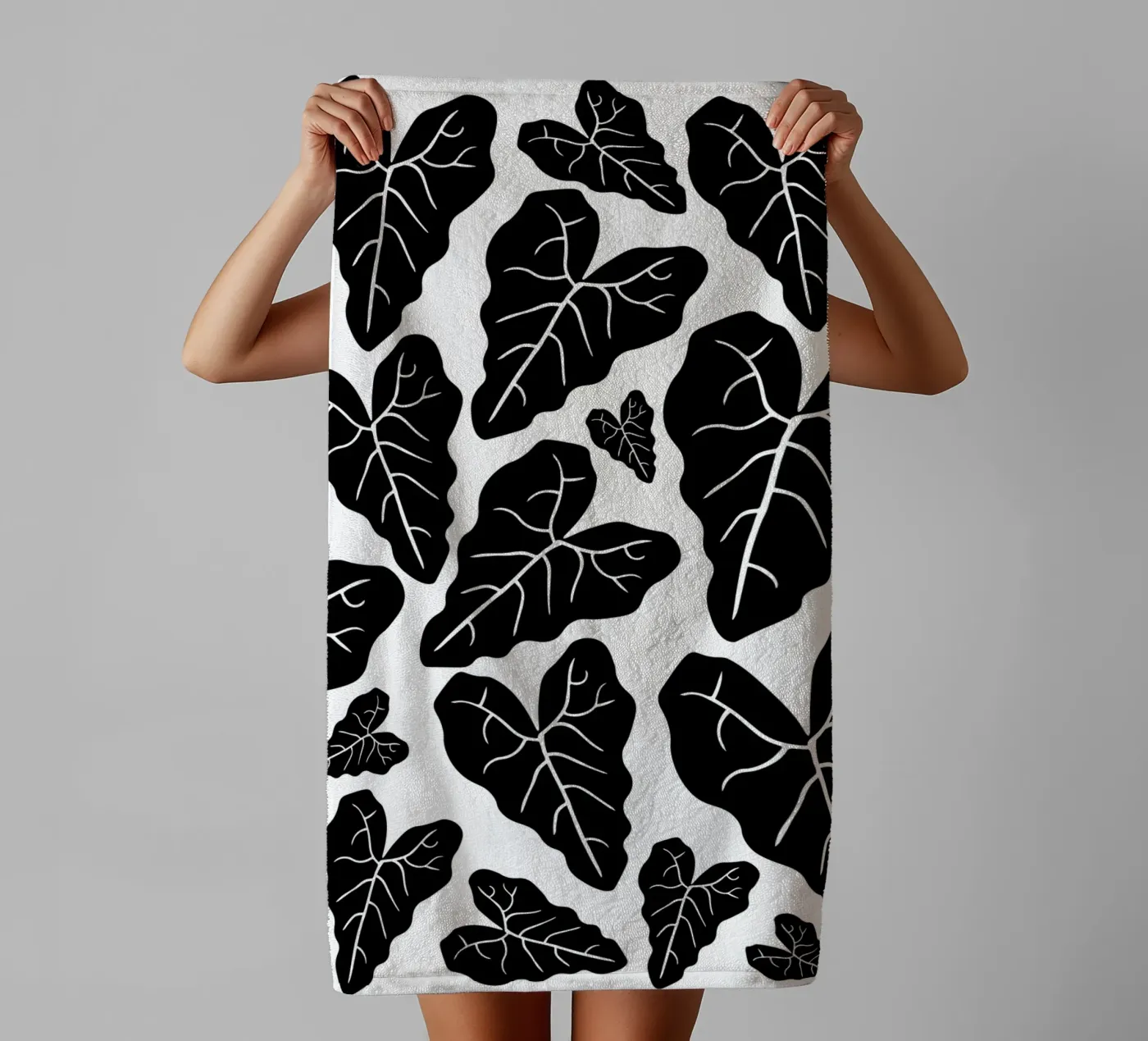 Black leaves pattern badhanddoek van baobabprintstore