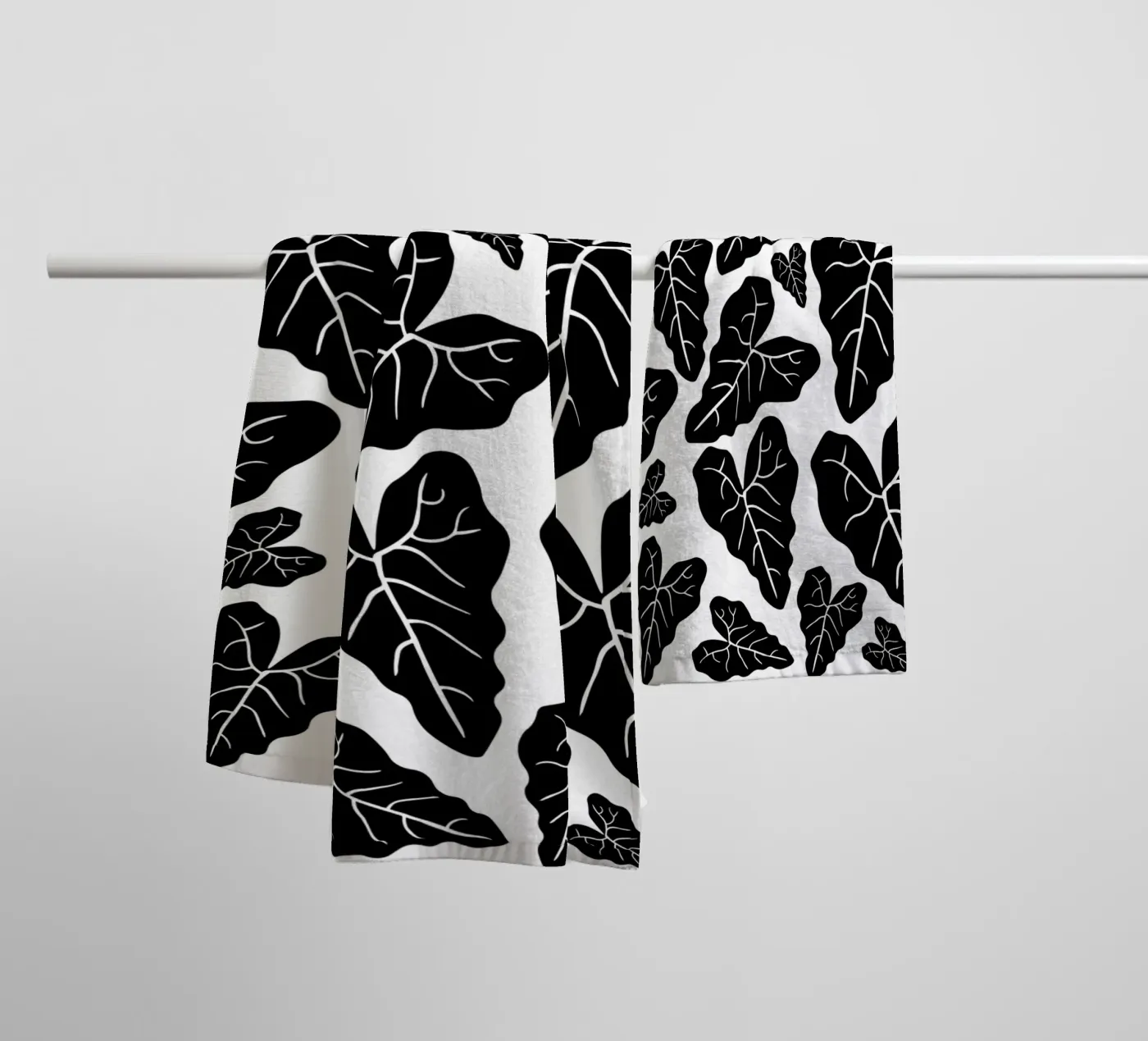 Black leaves pattern badhanddoek van baobabprintstore