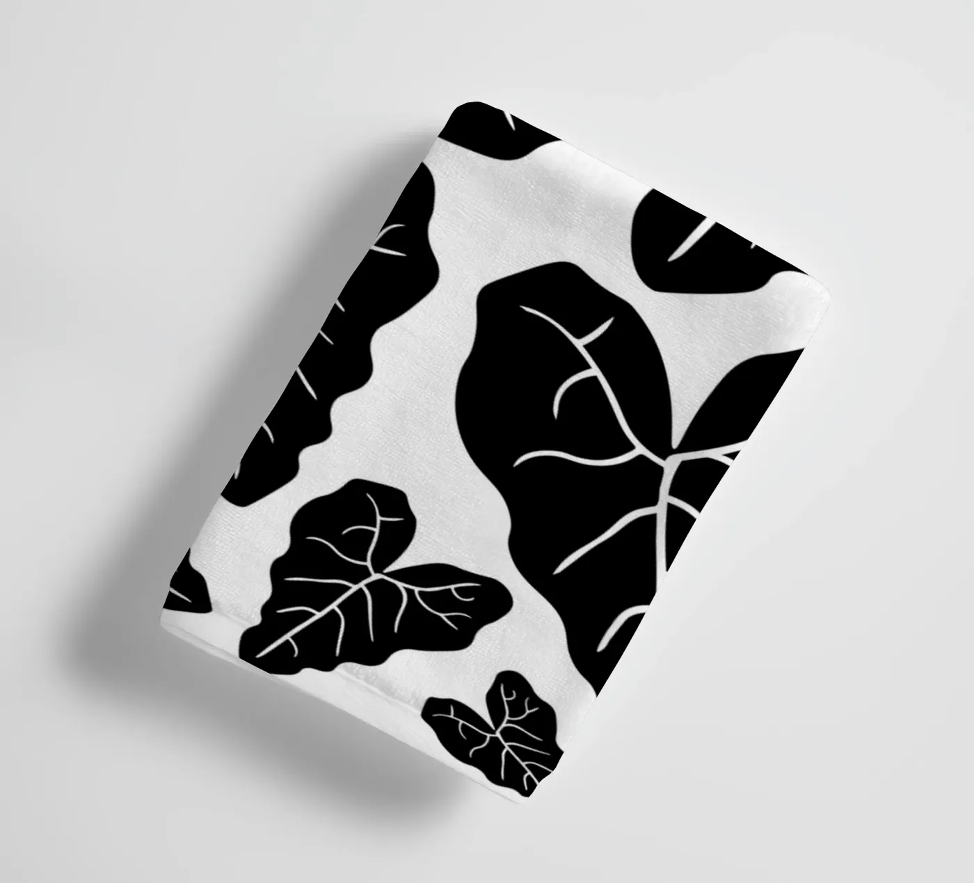 Black leaves pattern badhanddoek van baobabprintstore