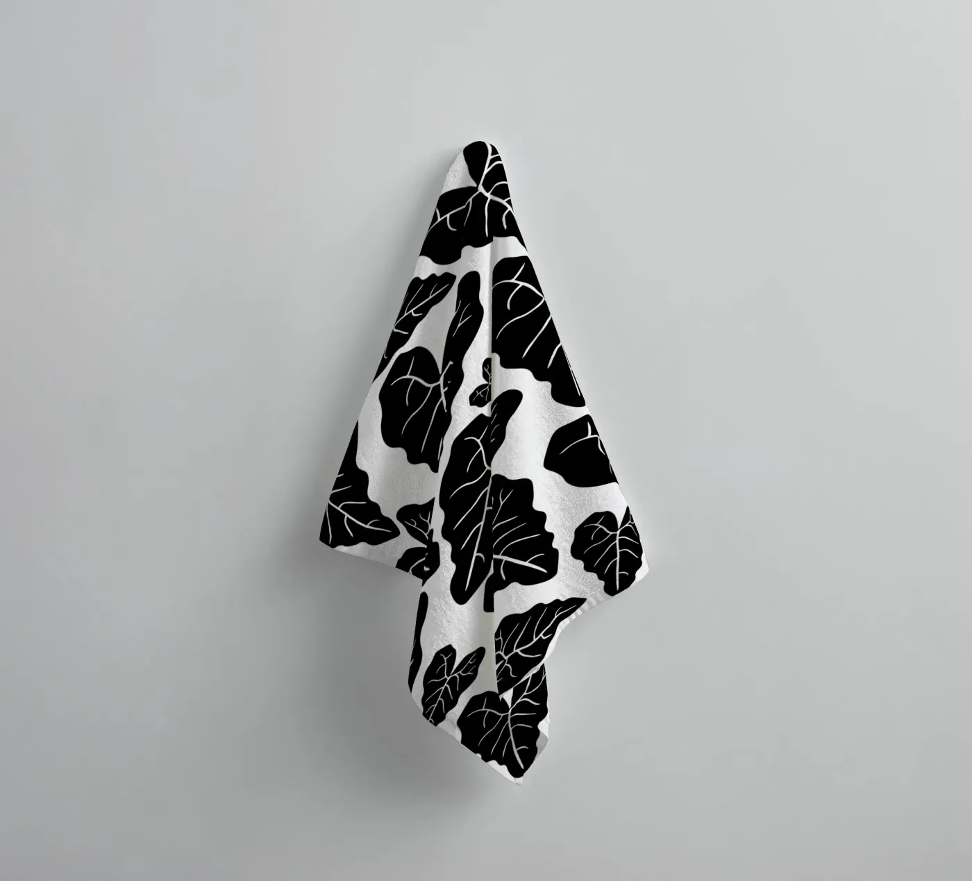 Black leaves pattern badhanddoek van baobabprintstore