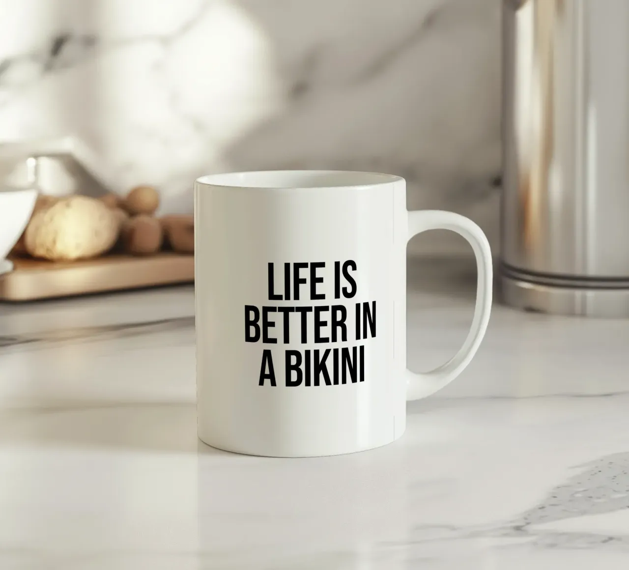 La vita è migliore in bikini tazza in ceramica da Paigaam Studio