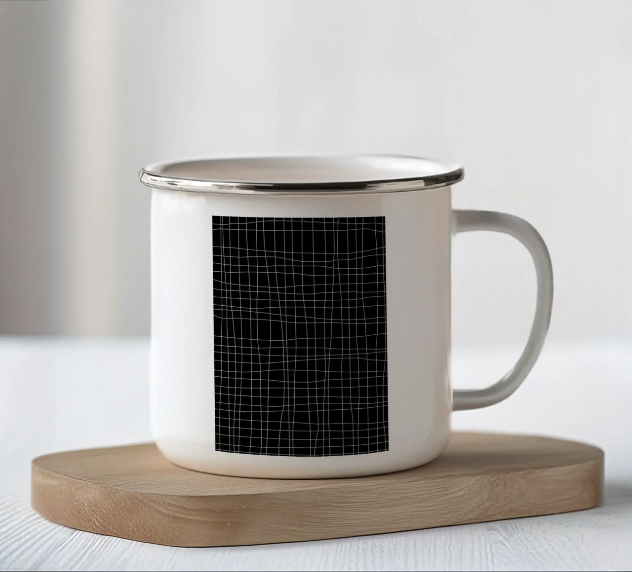 Grid Black tazza in smalto da Studio Nahili