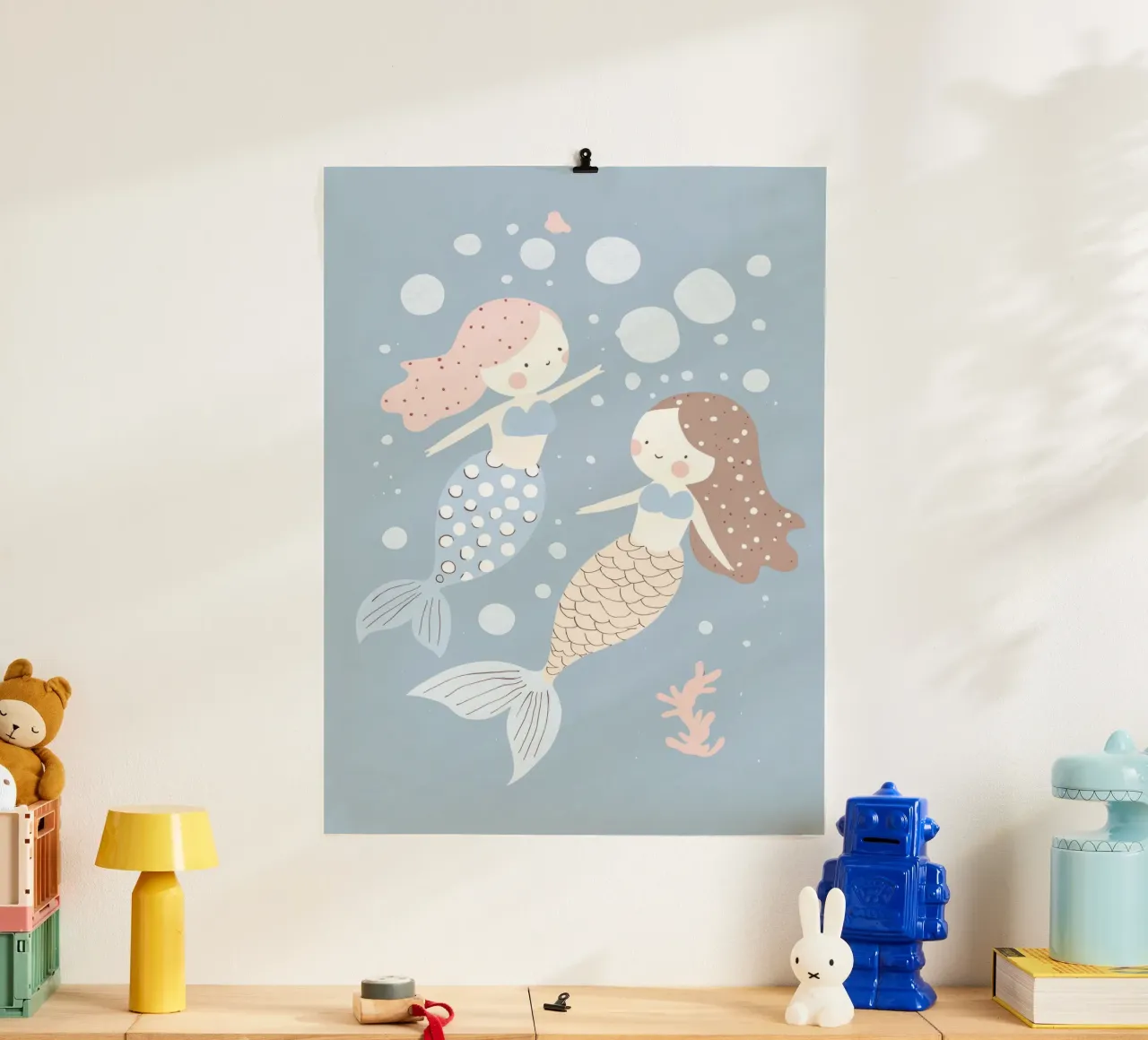 Illustrazione di una sirena, decorazione della cameretta dei bambini, arte murale della stanza dei giochi poster con telaio in legno da Little Lola