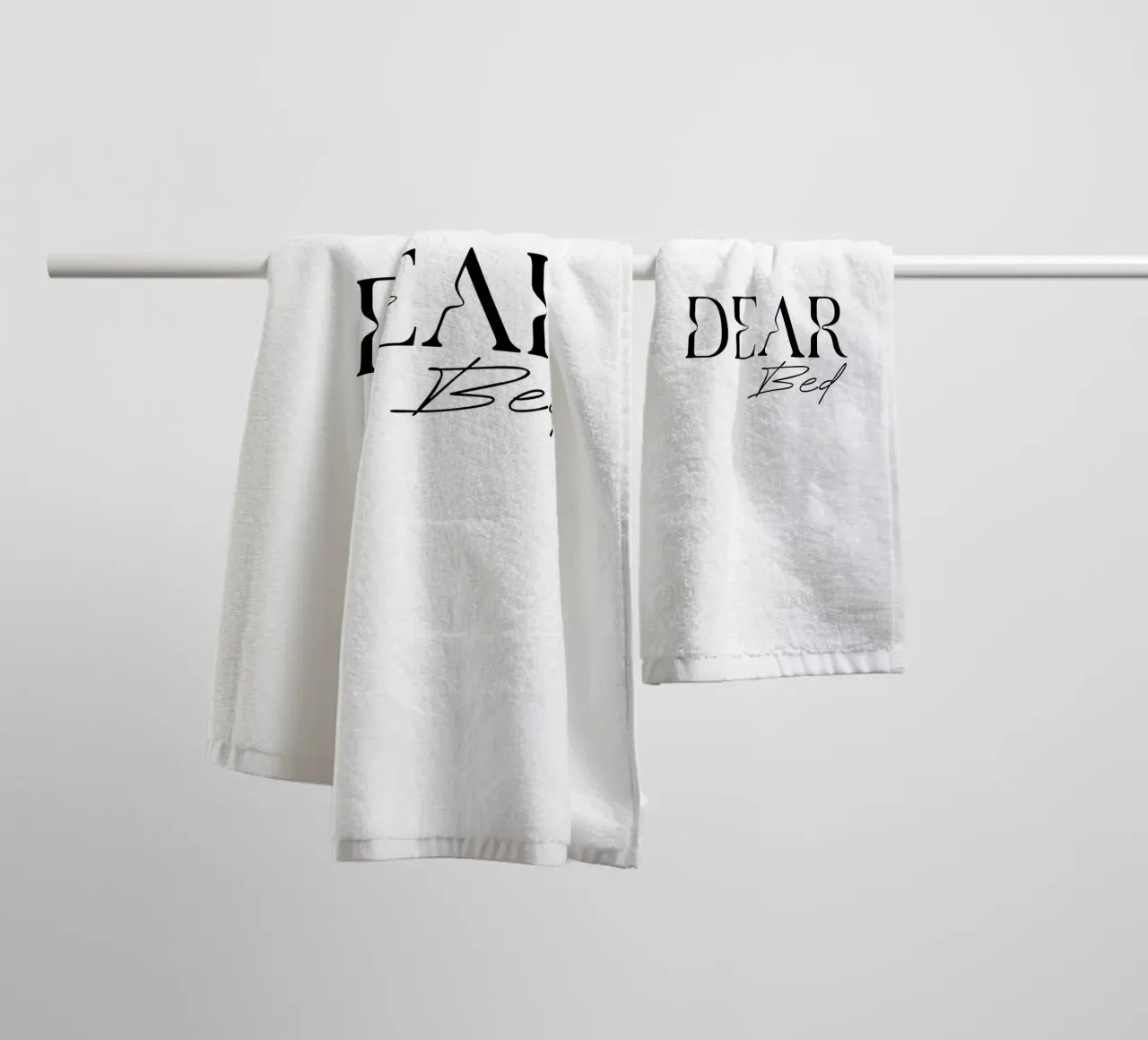 Lief bed Typografie Minimalistisch Elegant badhanddoek van YV TYPOGRAPHY