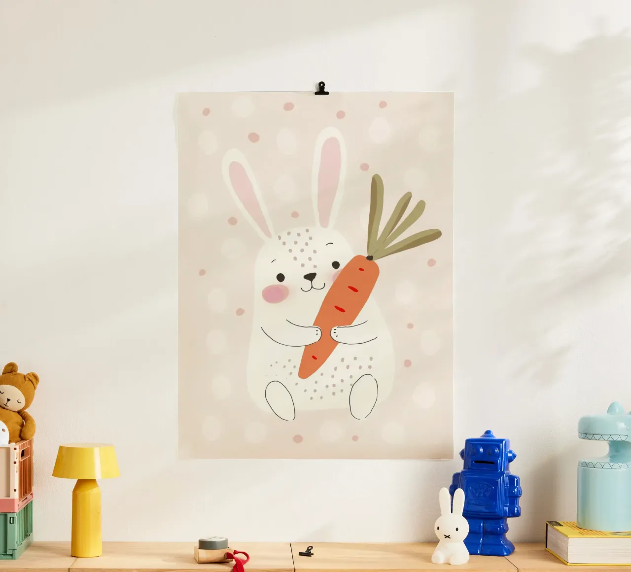 Illustrazione di un coniglietto per la cameretta, poster pastello per la stanza dei giochi dei bambini poster con telaio in alluminio da Little Lola