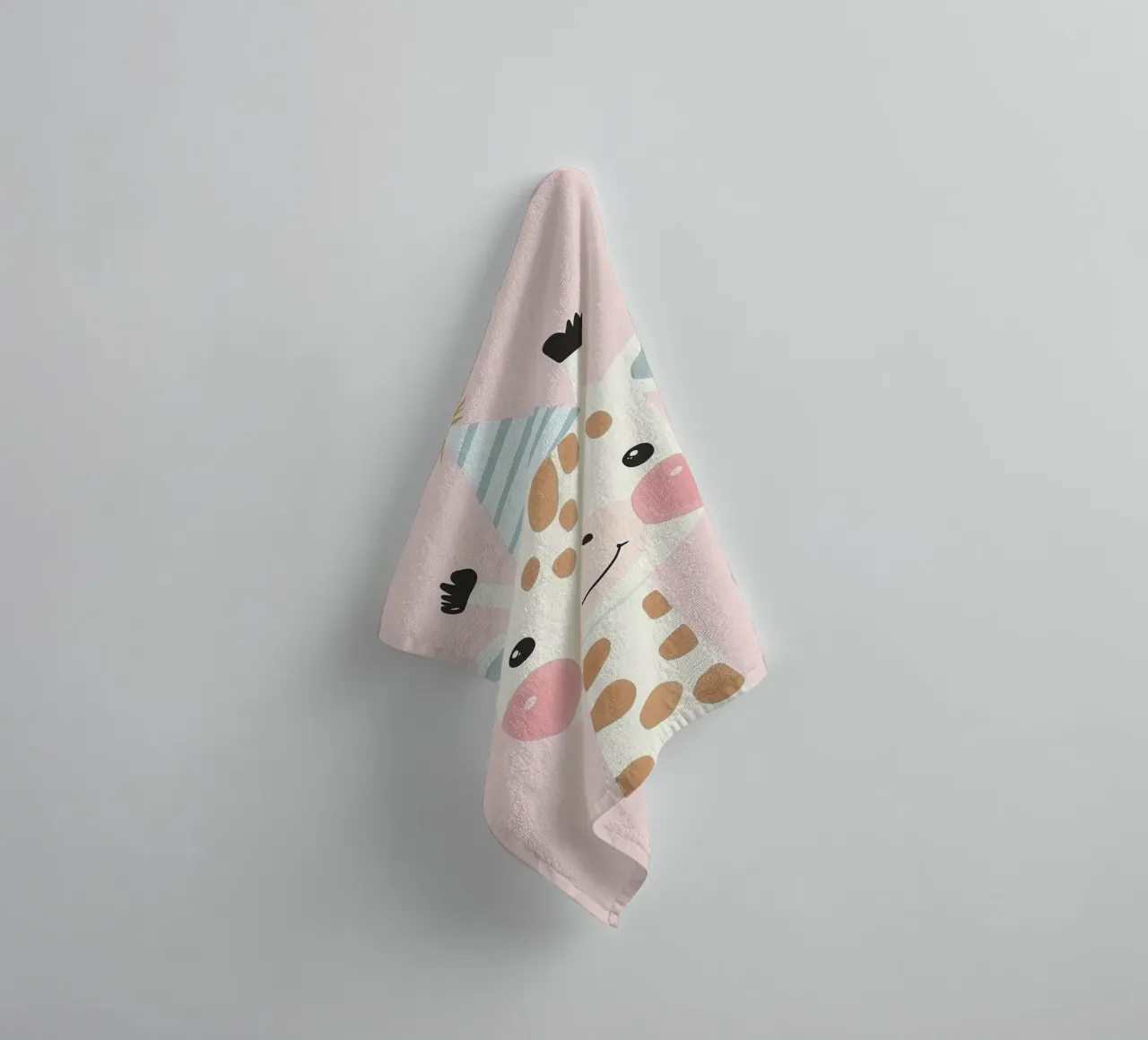Illustrazione di una graziosa giraffa per la stanza dei giochi dei bambini, stampa di compleanno asciugamano da bagno da Little Lola