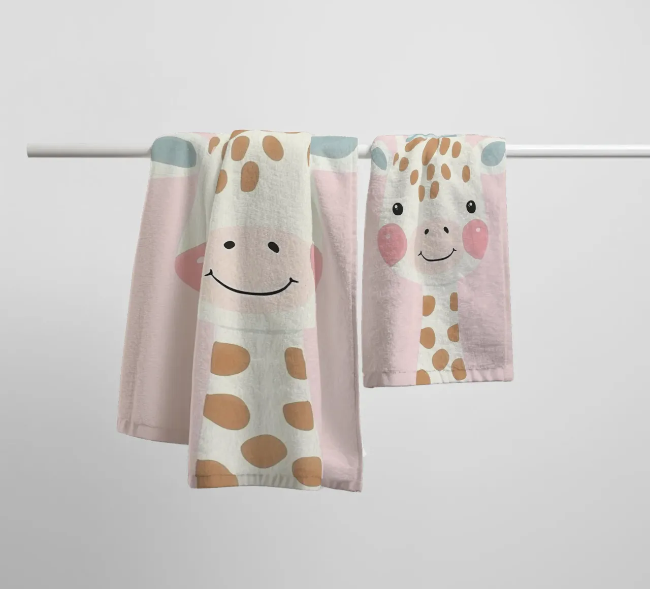 Illustrazione di una graziosa giraffa per la stanza dei giochi dei bambini, stampa di compleanno asciugamano da bagno da Little Lola
