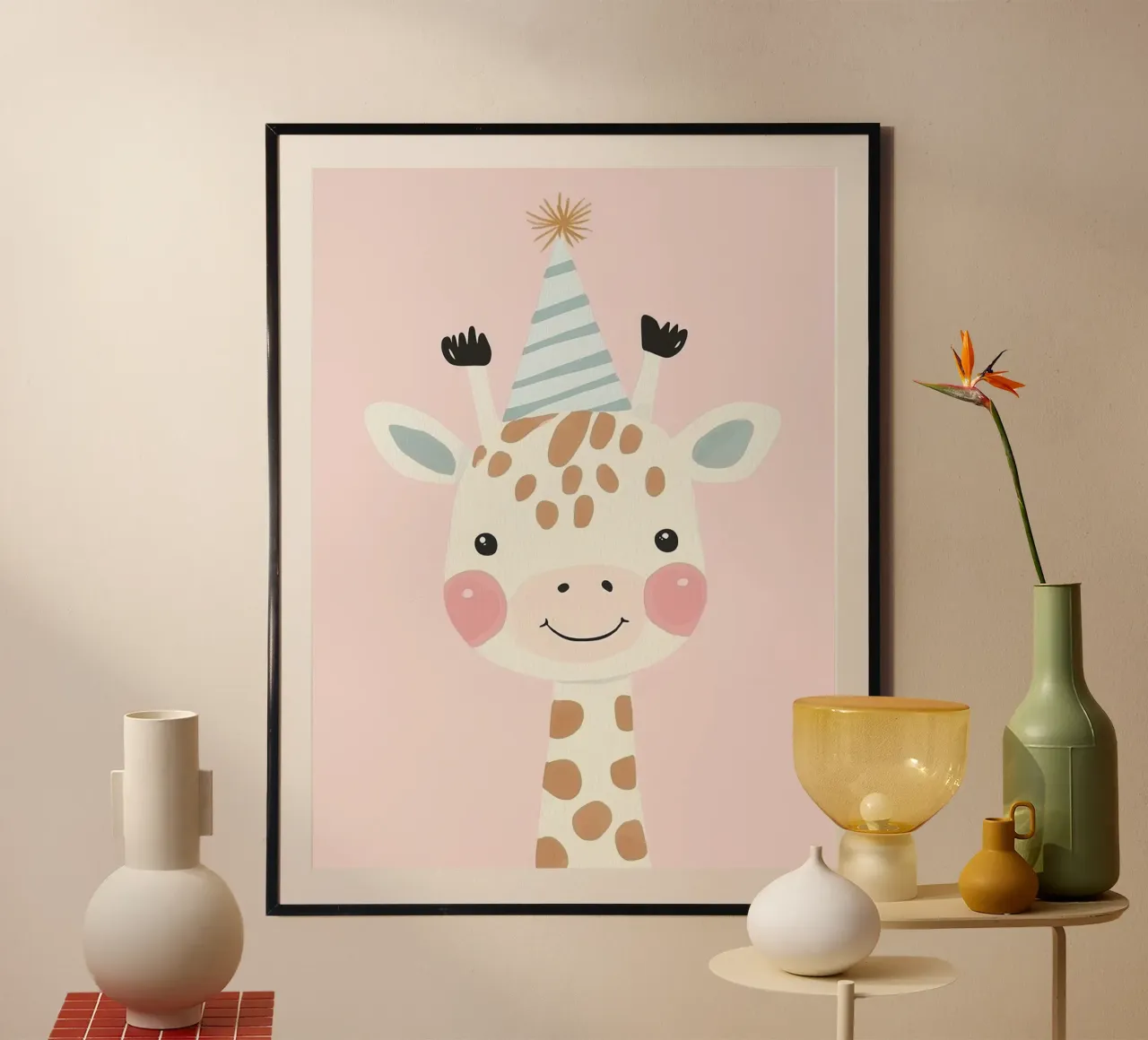 Illustrazione di una graziosa giraffa per la stanza dei giochi dei bambini, stampa di compleanno poster con telaio in legno da Little Lola