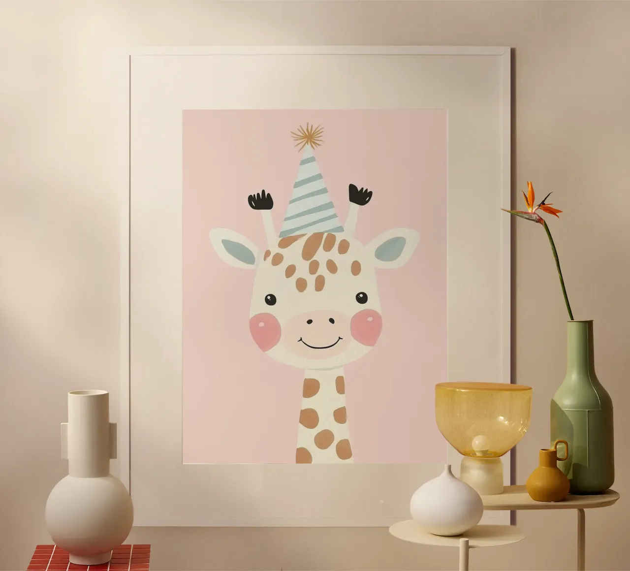 Illustrazione di una graziosa giraffa per la stanza dei giochi dei bambini, stampa di compleanno poster con telaio in legno da Little Lola