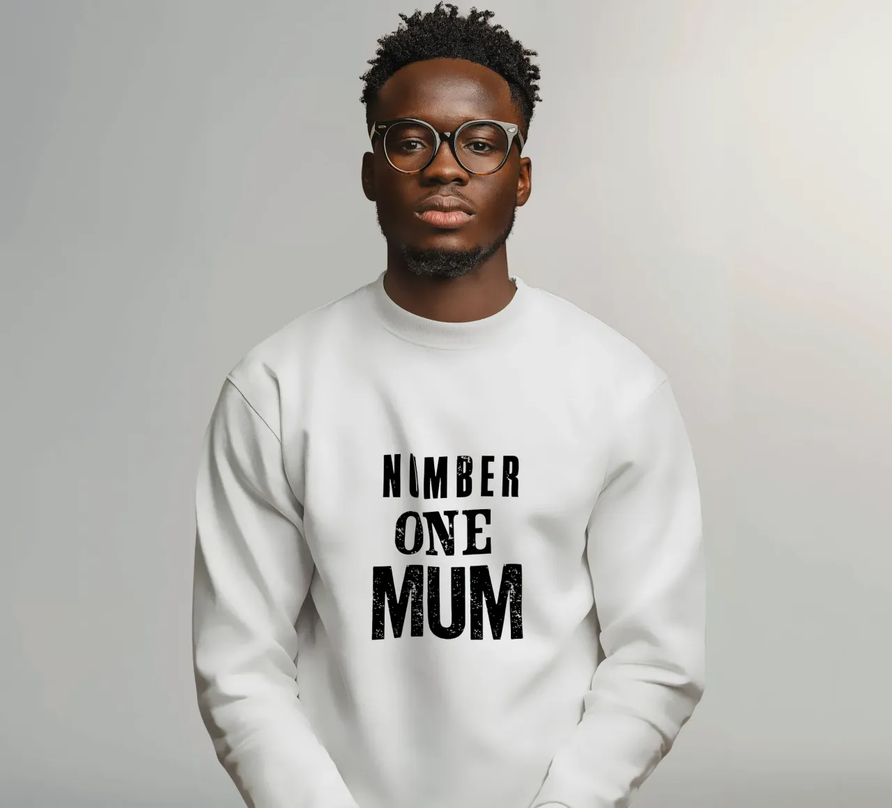 Number One Mum Typografie-ontwerp in zwart en grijs sweatshirt van THE MOTIVATED TYPE