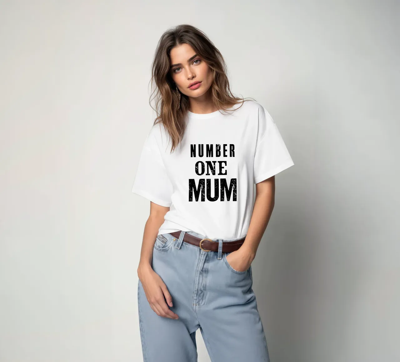 Design tipografico Number One Mum in nero e grigio t-shirt da THE MOTIVATED TYPE
