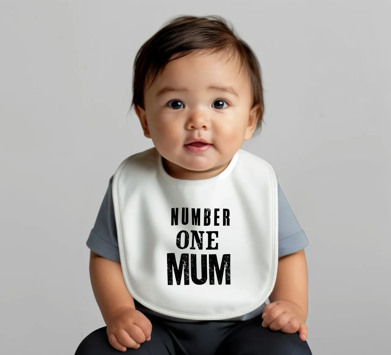 Design tipografico Number One Mum in nero e grigio bavaglino da THE MOTIVATED TYPE