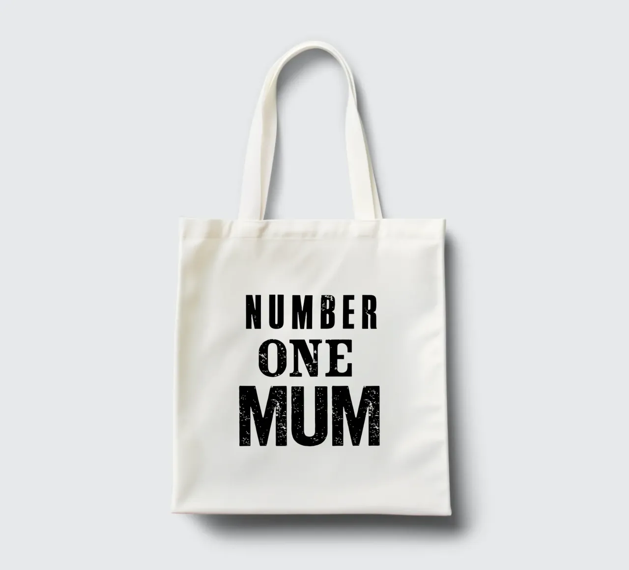 Design tipografico Number One Mum in nero e grigio borsa in juta da THE MOTIVATED TYPE