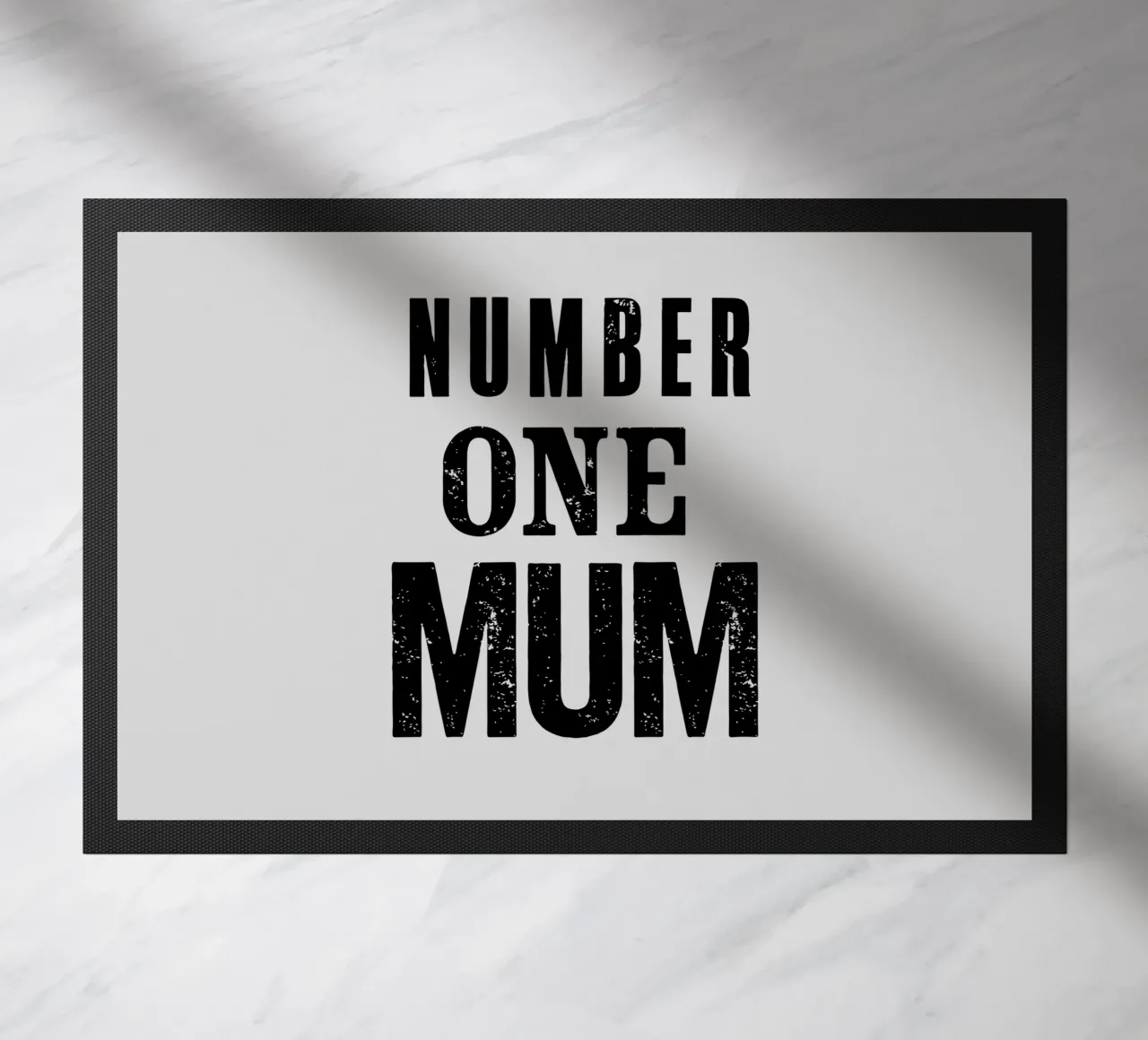 Design tipografico Number One Mum in nero e grigio zerbino da THE MOTIVATED TYPE