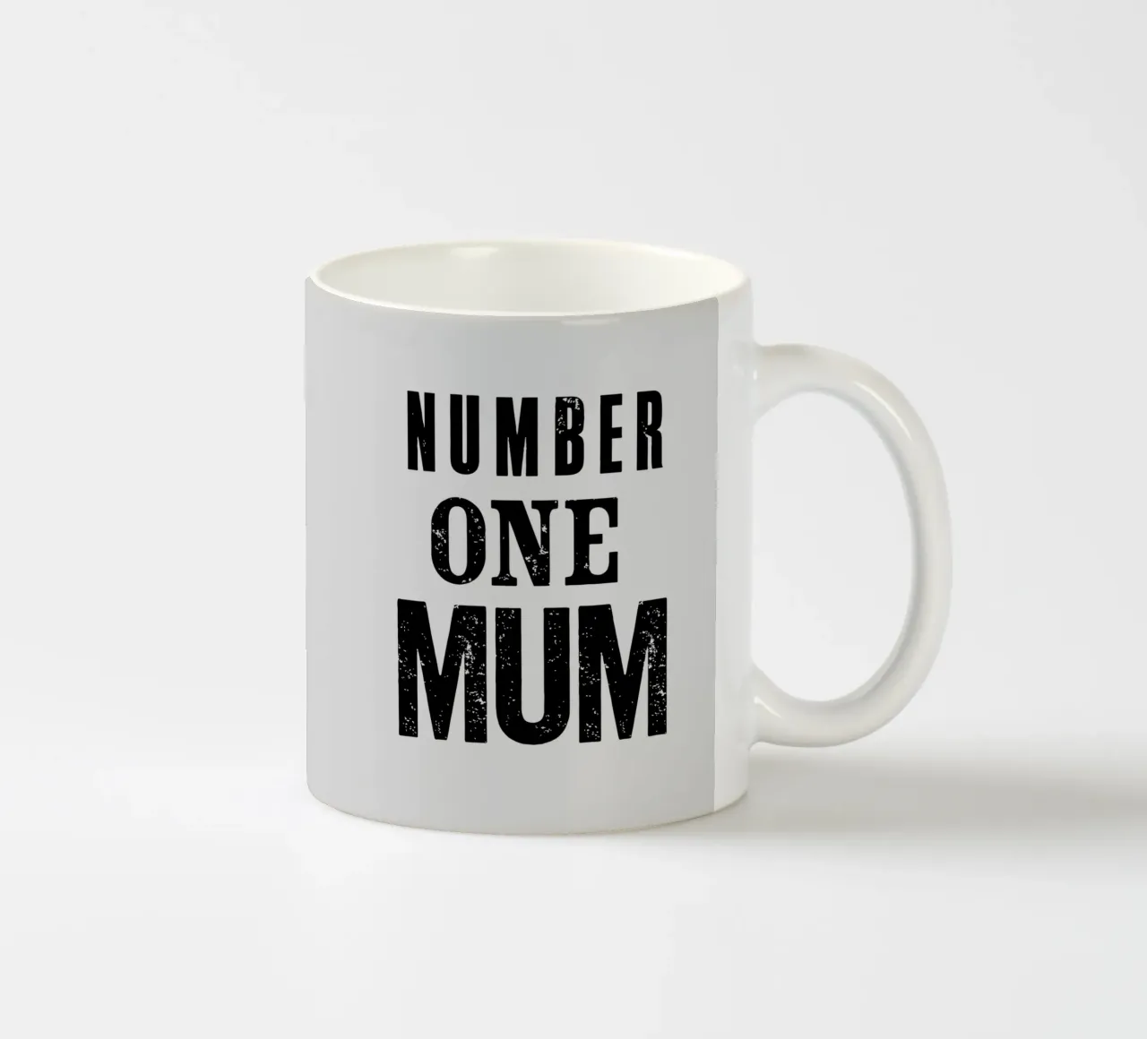 Design tipografico Number One Mum in nero e grigio tazza in ceramica da THE MOTIVATED TYPE