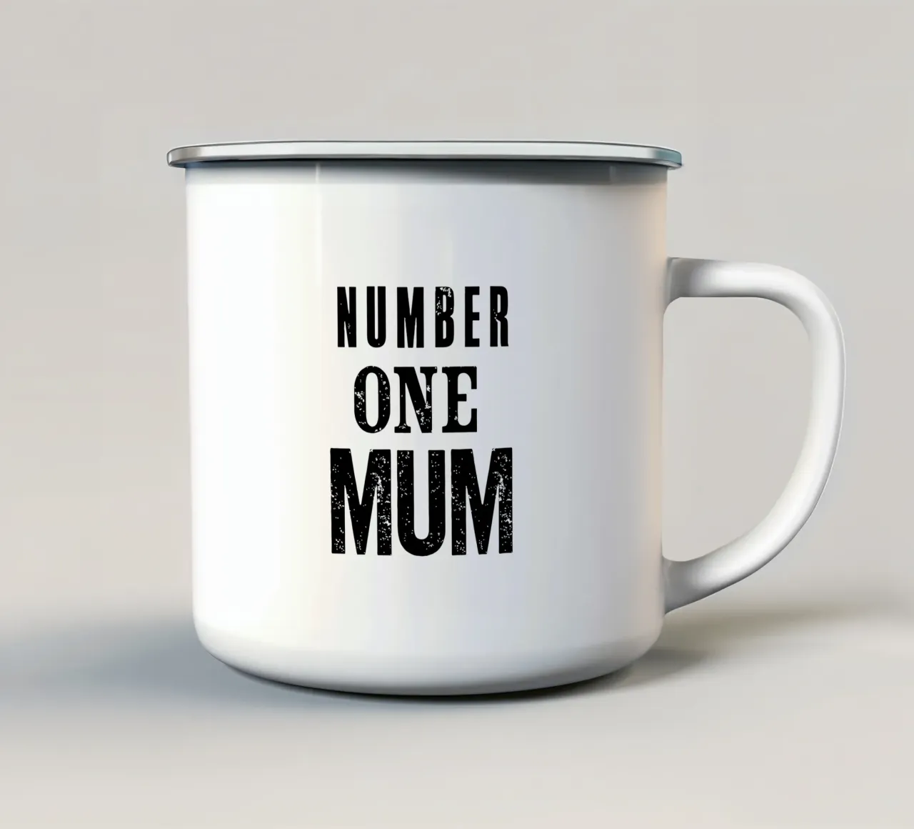 Design tipografico Number One Mum in nero e grigio tazza in smalto da THE MOTIVATED TYPE