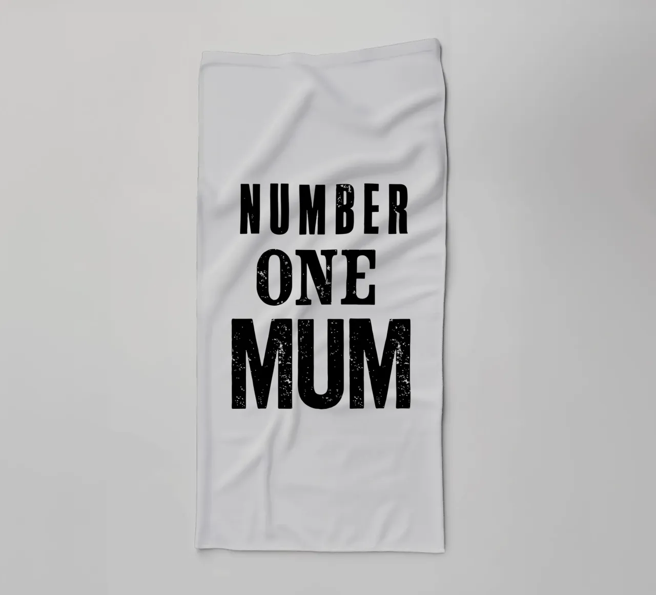 Design tipografico Number One Mum in nero e grigio asciugamano da bagno da THE MOTIVATED TYPE