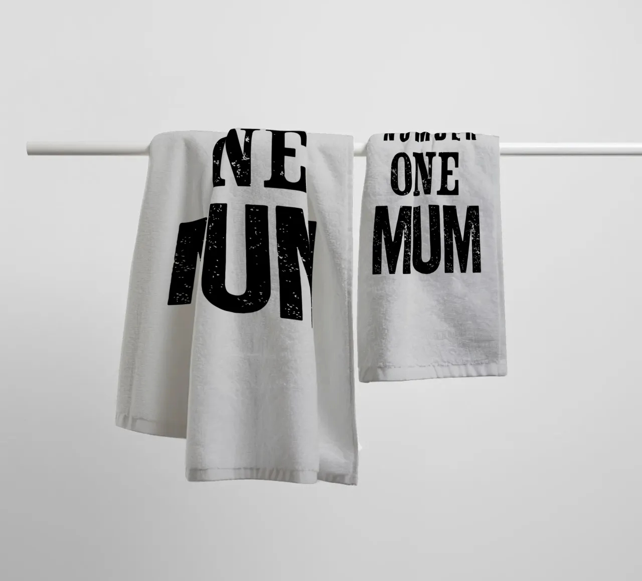 Design tipografico Number One Mum in nero e grigio asciugamano da bagno da THE MOTIVATED TYPE
