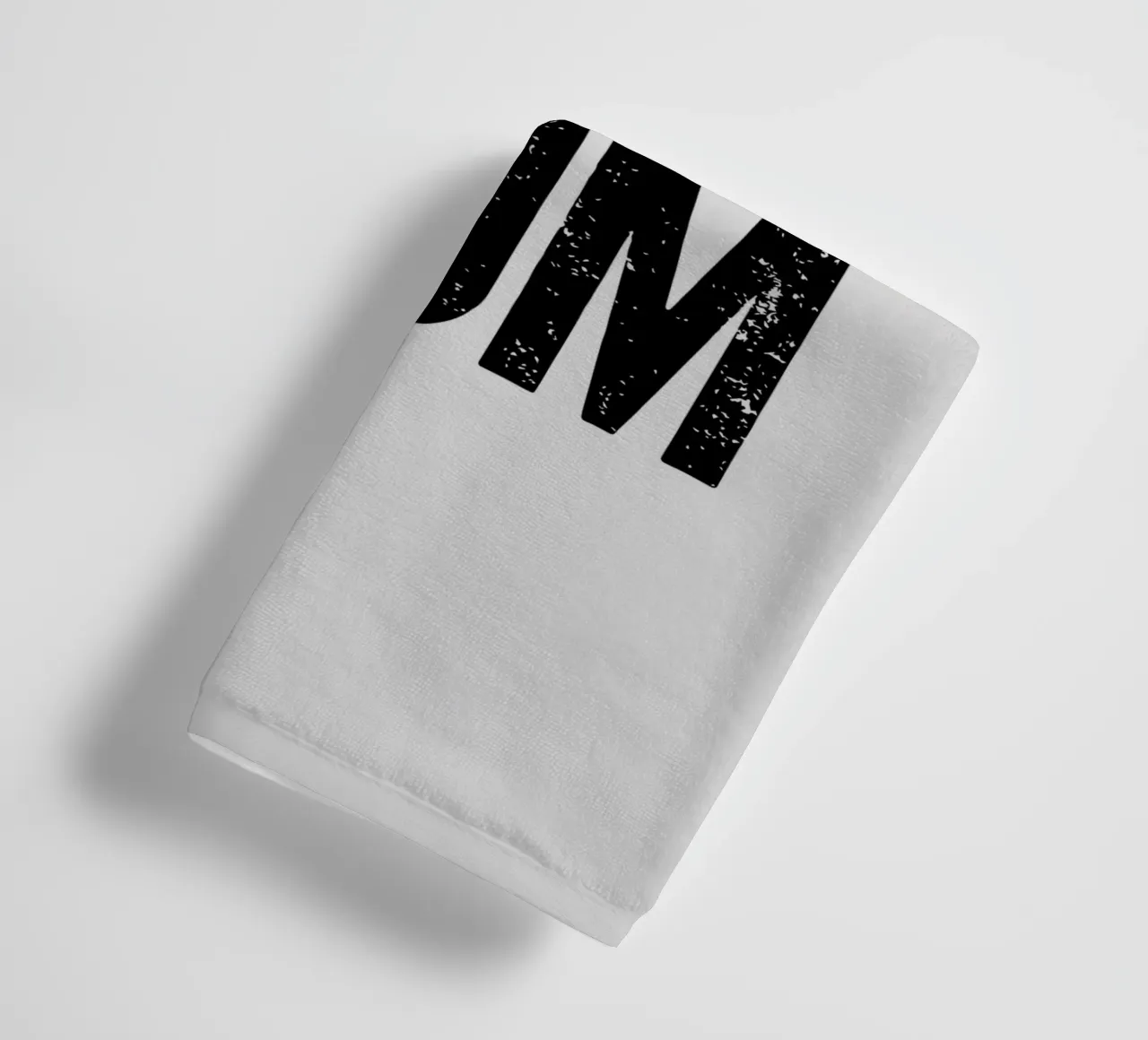 Design tipografico Number One Mum in nero e grigio asciugamano da bagno da THE MOTIVATED TYPE