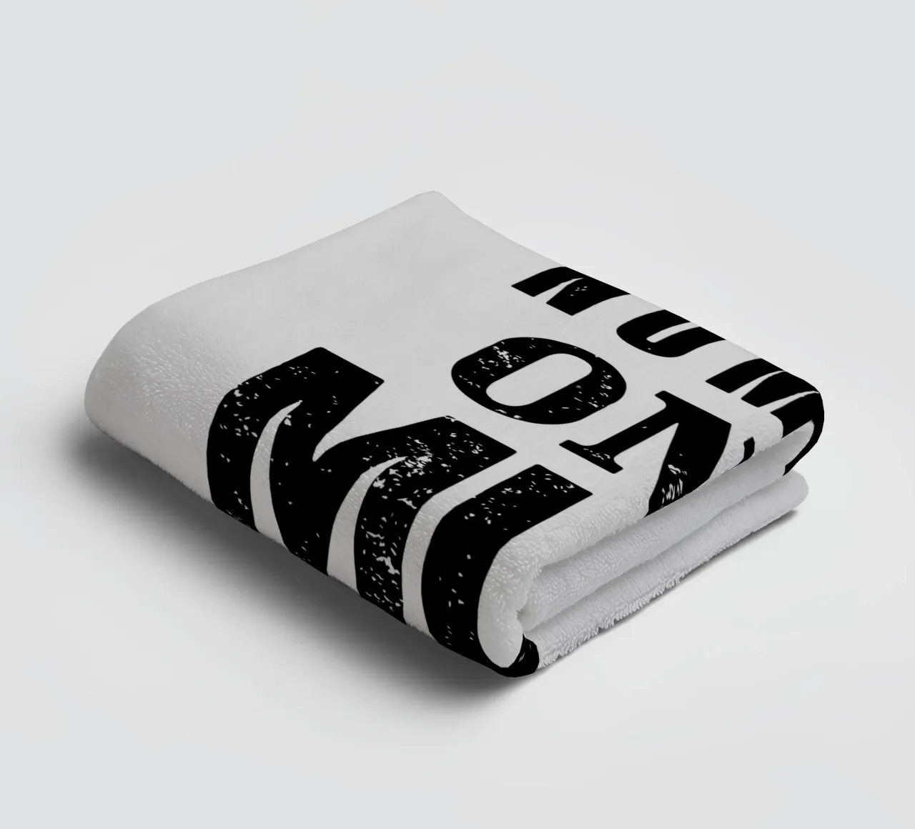 Design tipografico Number One Mum in nero e grigio asciugamano da bagno da THE MOTIVATED TYPE