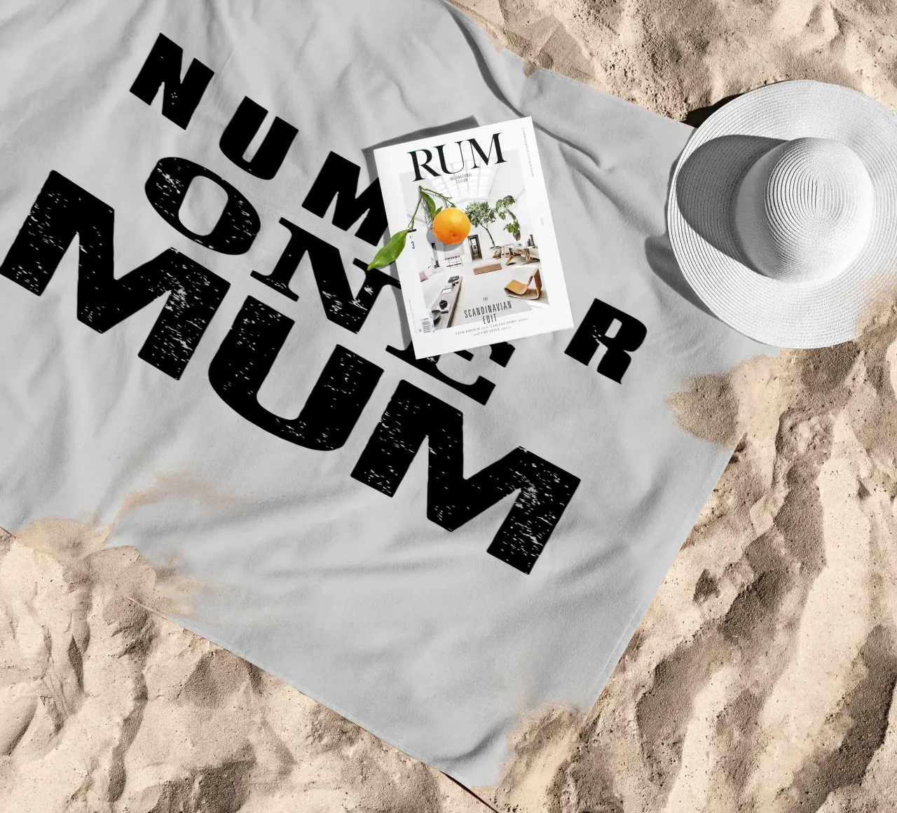 Design tipografico Number One Mum in nero e grigio telo mare da THE MOTIVATED TYPE