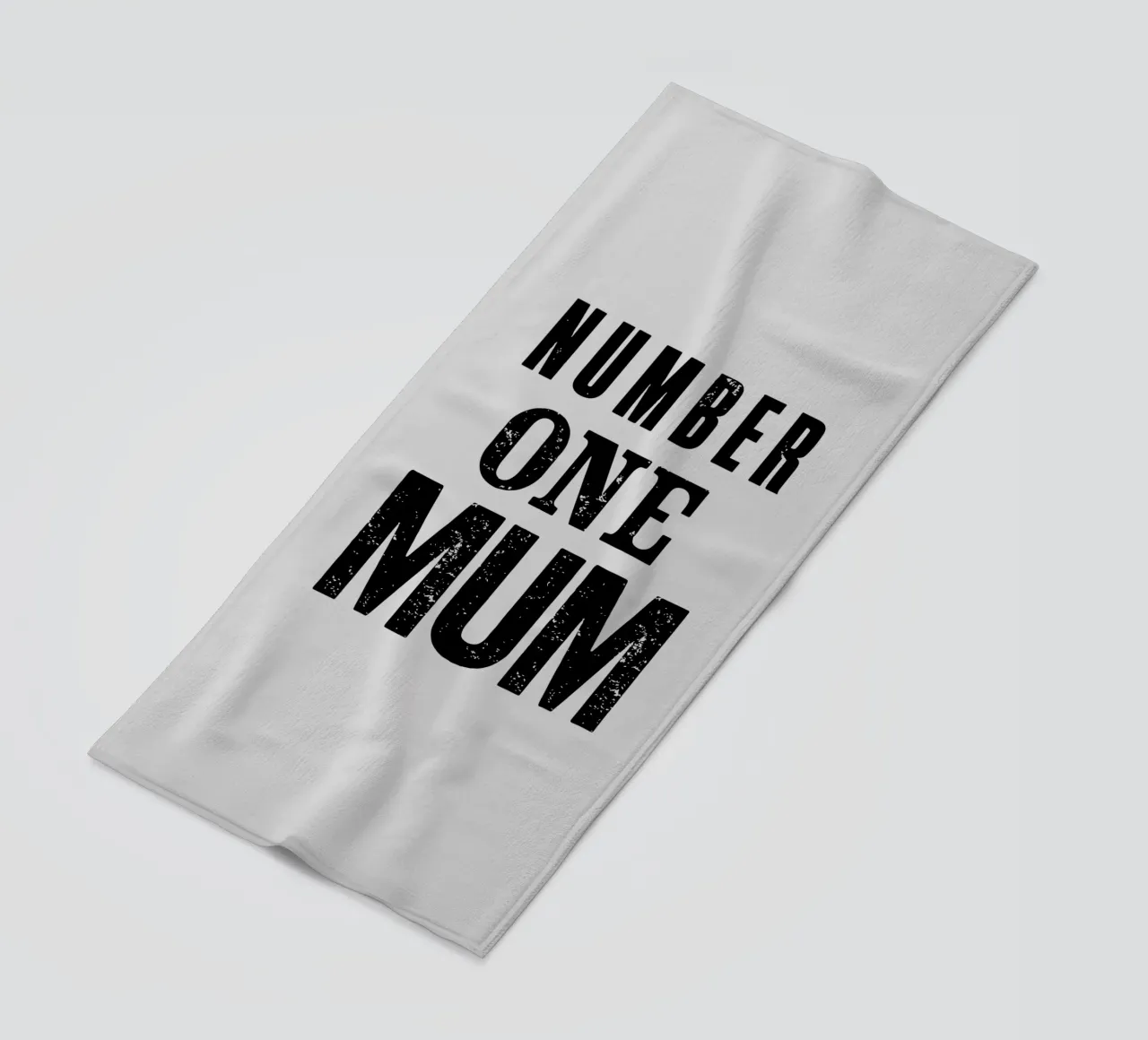 Design tipografico Number One Mum in nero e grigio telo mare da THE MOTIVATED TYPE