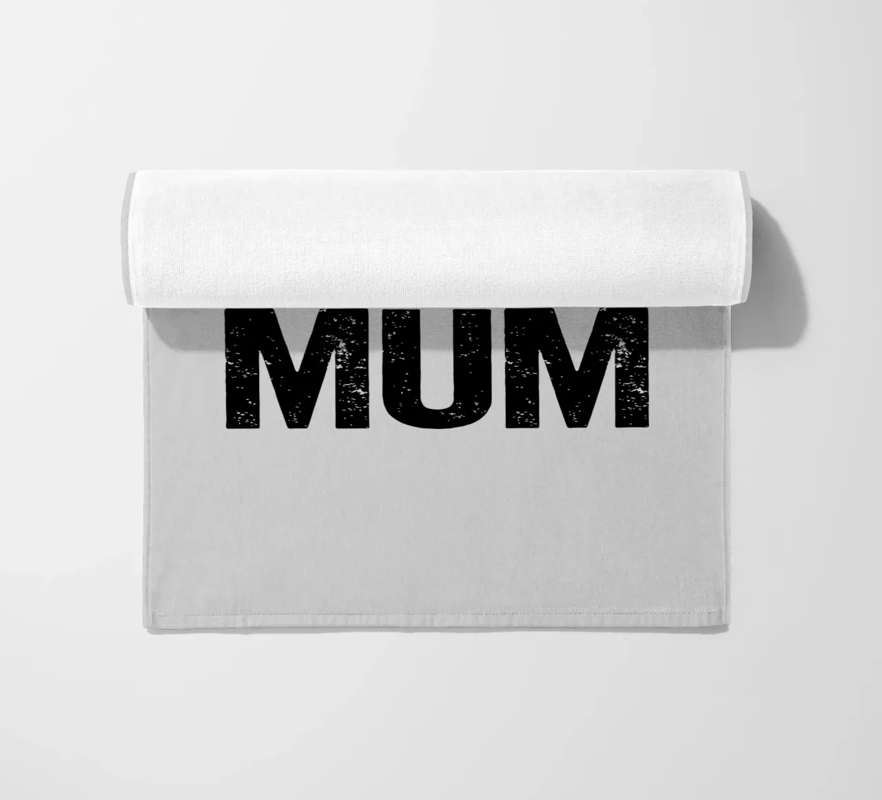 Design tipografico Number One Mum in nero e grigio telo mare da THE MOTIVATED TYPE