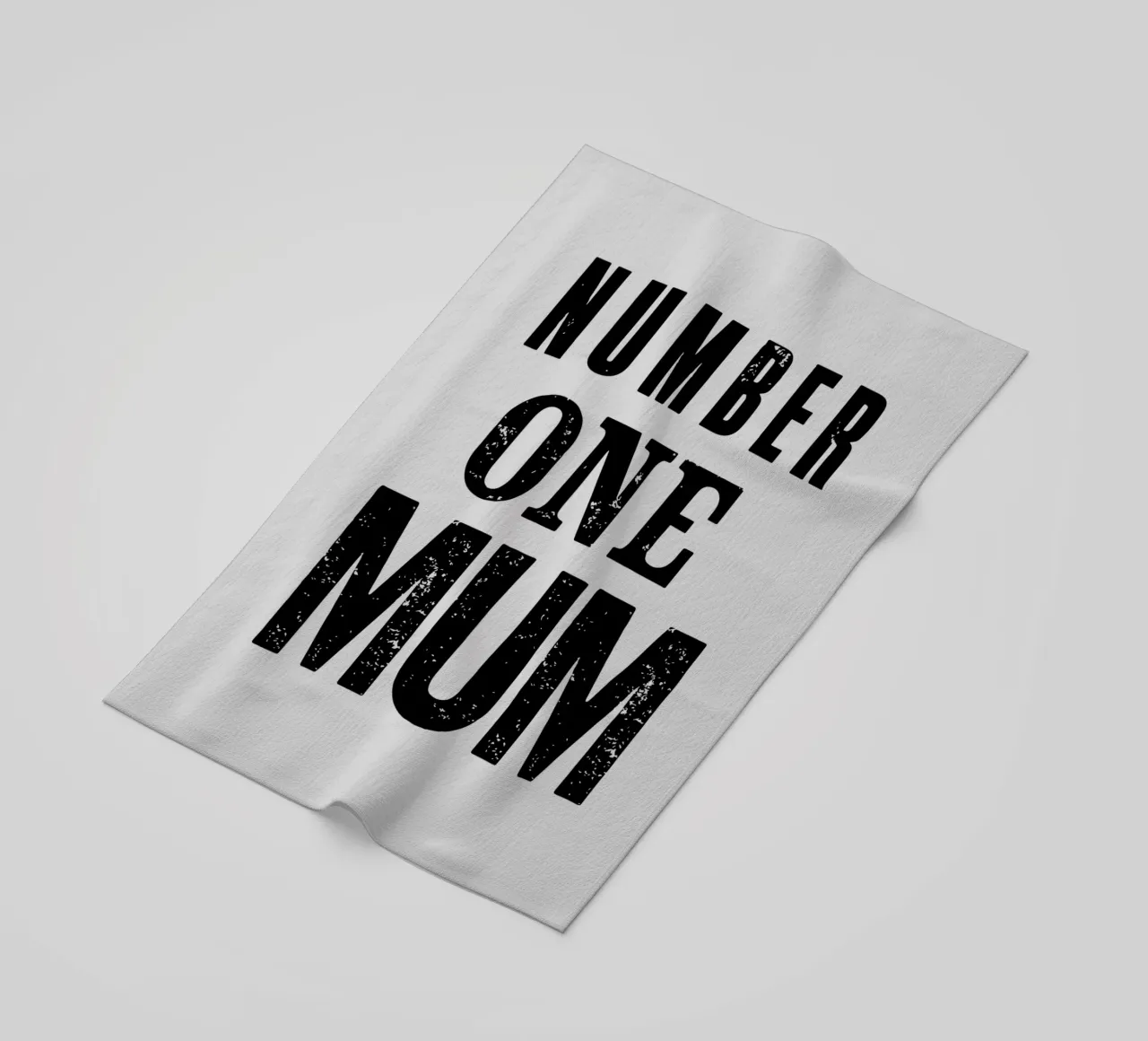 Design tipografico Number One Mum in nero e grigio telo mare da THE MOTIVATED TYPE