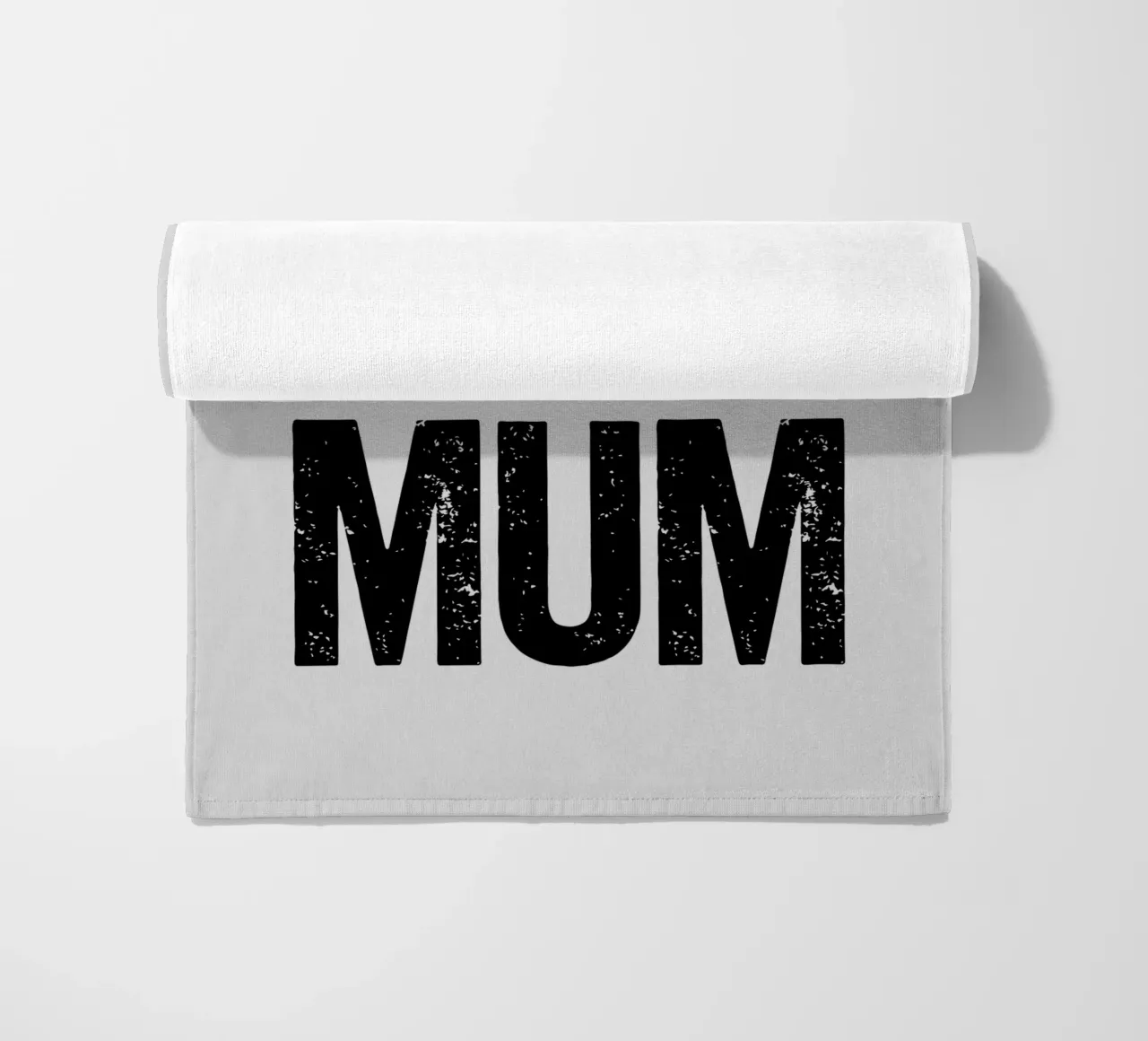 Design tipografico Number One Mum in nero e grigio telo mare da THE MOTIVATED TYPE