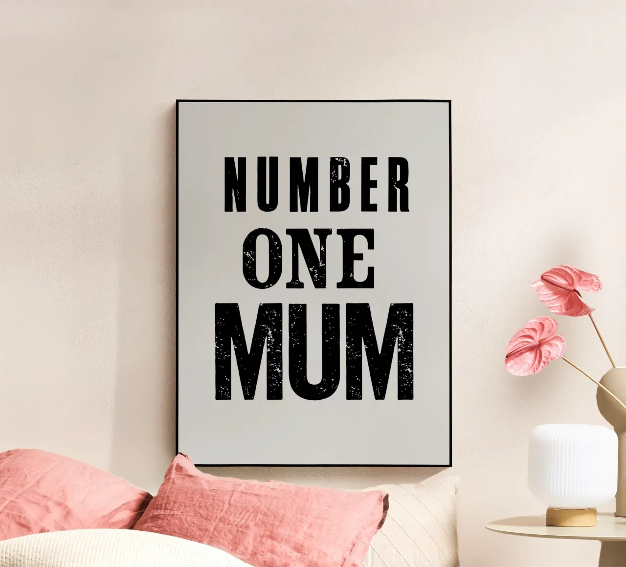 Design tipografico Number One Mum in nero e grigio plexiglass da THE MOTIVATED TYPE